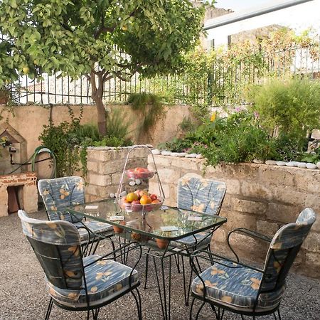 Maisonette With Garden In The Heart Of The Historical Kalamata Center Eksteriør bilde