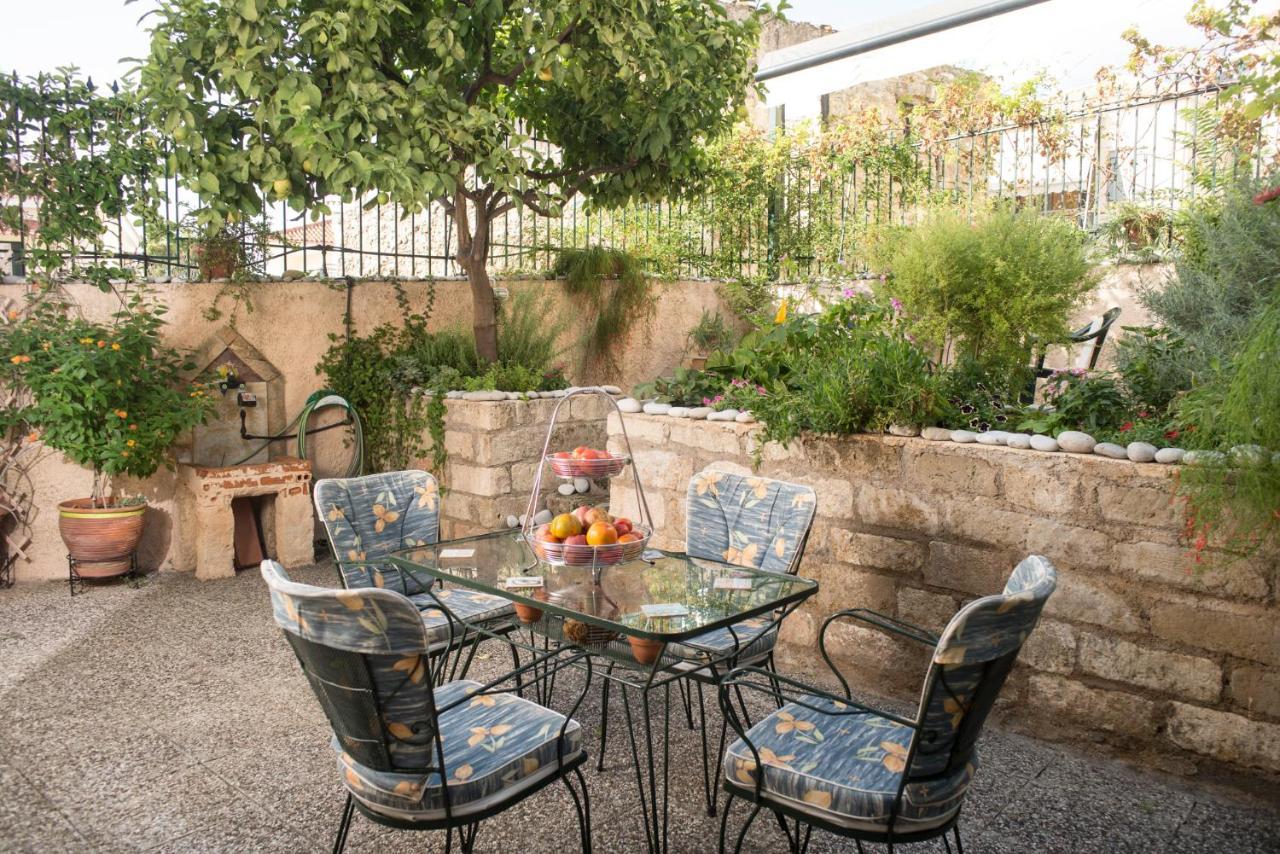 Maisonette With Garden In The Heart Of The Historical Kalamata Center Eksteriør bilde